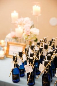 Dark blue mini bottles as party favors for guests